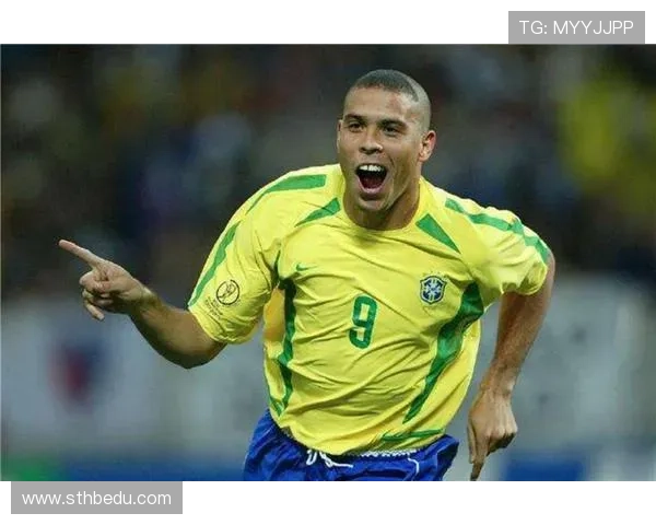 小男孩与足球巨星握手瞬间引发全场掌声感动时刻记录